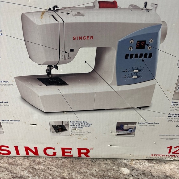 Singer 7426 Sewing Machine 70 Stitches & 120 Stitch Functions - New- Open Box - Picture 8 of 11